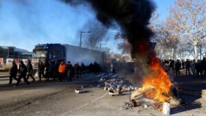 Camiones españoles y de otras nacionalidades atacados por los agricultores franceses