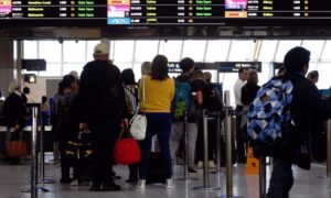 Cancelan más de 200 vuelos tras el choque de dos aviones en aeropuerto de Tokio - AlbertoNews