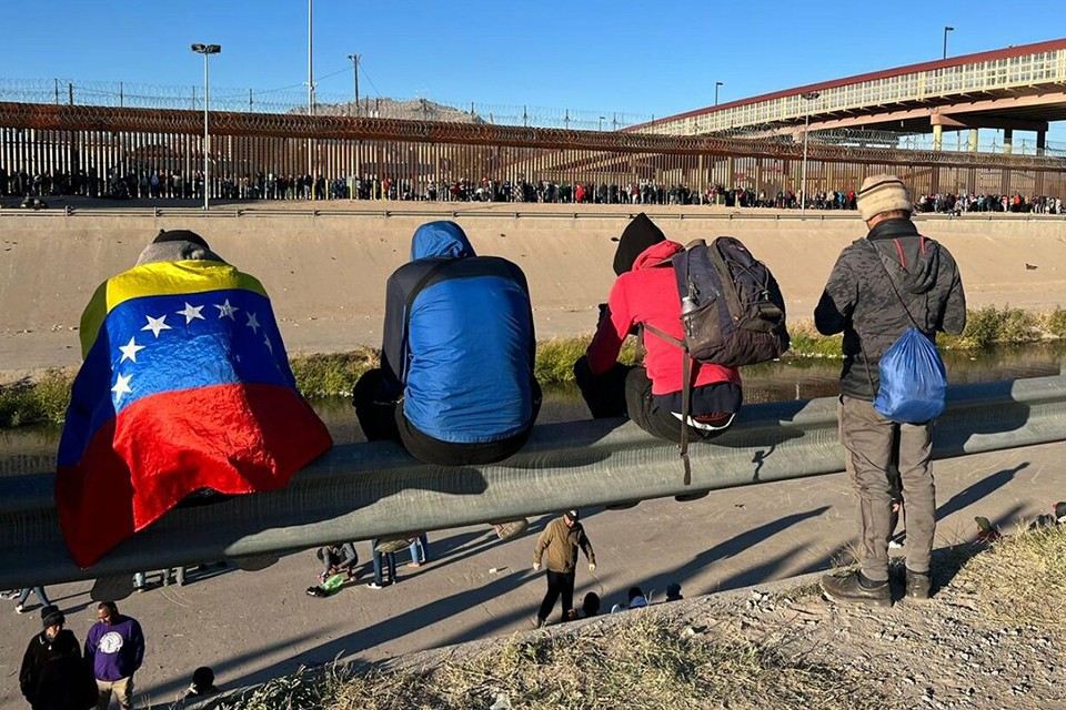 Caravana de migrantes en la que viajan venezolanos fue retenida en