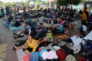 Caravana de miles de migrantes para y se entrega a autoridades mexicanas en sur de México - AlbertoNews