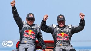 Carlos Sainz hace historia al ganar su cuarto Dakar – DW – 19/01/2024