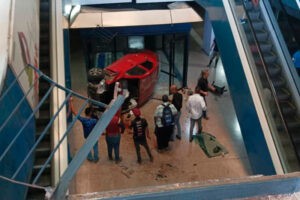Carro perdió los frenos y cayó en medio de un centro comercial en Maracay (+Video)