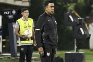 César Farías renuncia a su cargo como DT del club colombiano Águilas Doradas