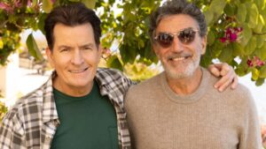 Charlie Sheen y Chuck Lorre lograron hacer las paces después de 12 años - AlbertoNews