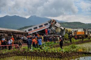 Choque de trenes en Indonesia dejó a 3 fallecidos y 28 heridos este viernes #5Ene (+Fotos)