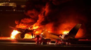 Cientos de pasajeros escapan de un avión que se incendió en la pista de aterrizaje del aeropuerto de Tokio, Japón