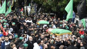 Cientos de personas despiden en Beirut al número dos de Hamás mientras se mantiene la tensión en la frontera con Israel