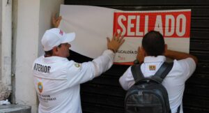 Cierren 5 tiendas en Cartagena por incumplimientos; hubo pelea con policías