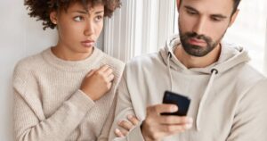 Cómo evitar que el hábito de prestar excesiva atención al celular dañe una relación de pareja
