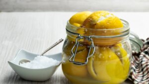 Cómo hacer limones encurtidos en sal, un aderezo fácil y delicioso para tus comidas y bebidas