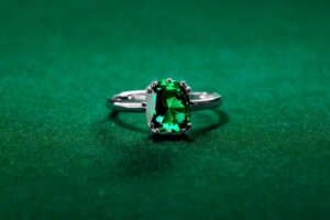 Compró un anillo de jade, pero se le cayó en la alcantarilla y pagó millonario operativo para rescatarlo (VIDEO)