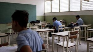 Con sueldos de hambre maestros venezolanos reinician clases