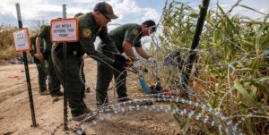 Corte Suprema avala retirar el alambre de púas en frontera de Texas