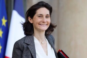 Crticas a nueva ministra de Educacin francesa por sus comentarios sobre por qu ha sacado a sus hijos de un colegio pblico