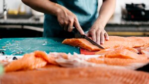 Cuatro trucos para conseguir mejor resultado al cocinar salmón según el tipo de cocción
