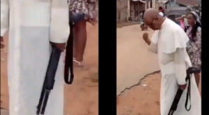 Cura con escopeta en mano para misa tras masacre de cristianos en Nigeria