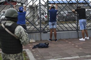 Descubrieron la fuga de 48 presos de una cárcel tras motín en Ecuador