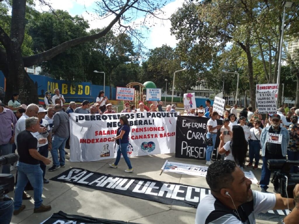 Docentes y trabajadores públicos exigen salarios justos en el centro de Caracas