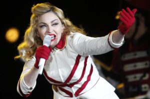Dos fans demandan a Madonna por comenzar un concierto con más de dos horas de retraso