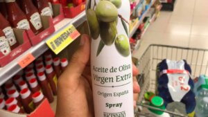 Dos nutricionistas revelan los beneficios del aceite de oliva en spray de Mercadona: "Una opción muy acertada"