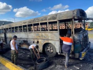 Dos personas calcinadas y 10 heridos al incendiarse autobús en El Tuy