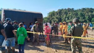 Drama en Chocó: Hombre en búsqueda de su familia tras derrumbe 'De aquí no me muevo' - Otras Ciudades - Colombia