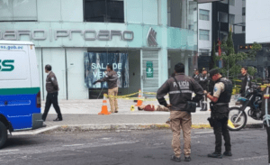 Drama en Ecuador: funcionario judicial cayó al vacío un día después del asesinato de un fiscal