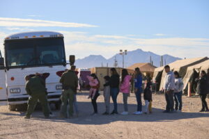 EE.UU. detiene una cifra récord de migrantes en su frontera suroeste en diciembre