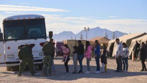 EEUU intercepta a más de 300.000 migrantes en la frontera suroeste solo en diciembre