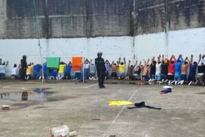 Ecuador decreta toque de queda por 60 días debido a motines en cárceles