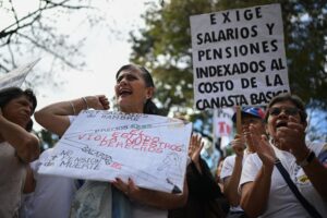 Educadores, empleados públicos y jubilados protestaron por aumento salarial en Caracas