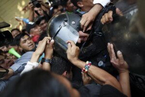 El Congreso de Guatemala reinicia la toma de posesin de Bernardo Arvalo tras los disturbios en la calle