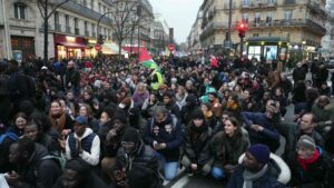 El Consejo Constitucional francés anula las medidas más duras de la ley migratoria de Macron
