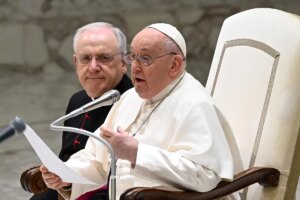 El Papa alega que las bendiciones a parejas homosexuales van dirigidas "a las personas"