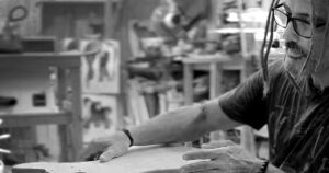 El arquitecto convertido en luthier que inventó un instrumento único y diferente