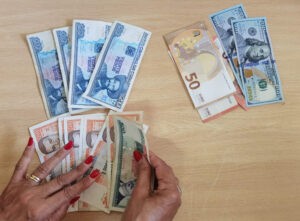 El dólar bate nuevo récord en Cuba tras cotizar en 275 pesos