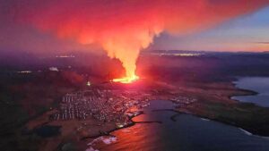 El flujo de lava del volcán de Islandia remite tras un "día negro" en la ciudad de Grindavik