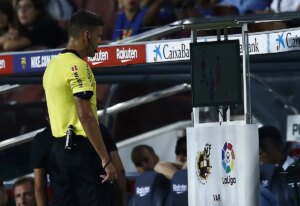 El fútbol español estrenará en la Supercopa la emisión de los audios entre el árbitro y el VAR