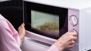 El motivo por el que algunos alimentos explotan en el microondas y cómo evitarlo