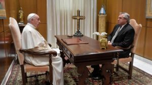 El papa Francisco recibe al expresidente argentino Alberto Fernández en el Vaticano