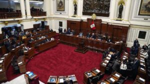 El partido fujimorista suspende 6 meses al congresista peruano que habló sobre los pechos de una compañera en un pleno