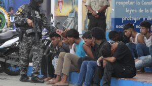 El presidente de Ecuador declara la "guerra" a los narcos y avisa que se ha acabado el tiempo de la "tibieza"