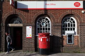 El presidente de las oficinas postales del Reino Unido renuncia tras el escndalo Horizon