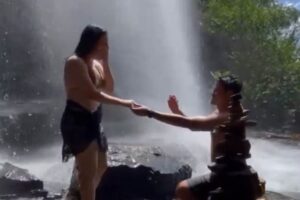 El resbalón que sufrió una joven a la que le pedían matrimonio frente a una cascada se volvió viral (+Video)