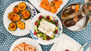 El restaurante griego de Madrid que nos transporta a Santorini con un menú degustación muy barato