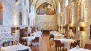 El restaurante sumergido en un monasterio donde podrás disfrutar de un espectacular lechazo en arcilla