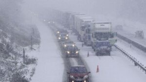 El temporal de frío y nieve causa el caos en el norte de Francia y deja retenciones kilométricas