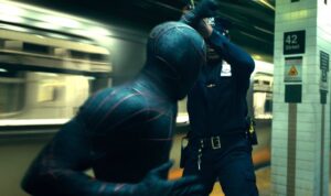 El villano de Madame Web emula a Spider-Man en los nuevos clips de la película del Spiderverse