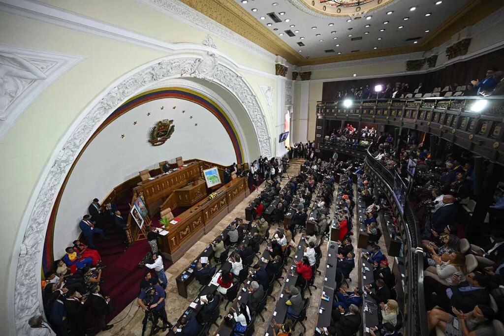 En Venezuela, un ao ms con dos parlamentos: la Asamblea de Nicols Maduro contra los "heraldos negros de la oscuridad"