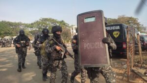 Encapuchados armados toman las instalaciones del canal ecuatoriano TC Televisión